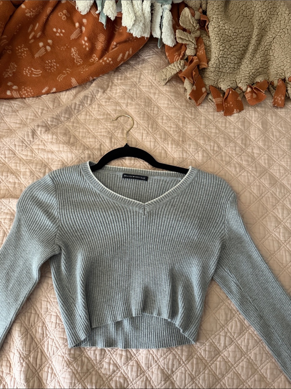Brandy Melville Light Gray Ribbed V-Neck Cropped Sweater